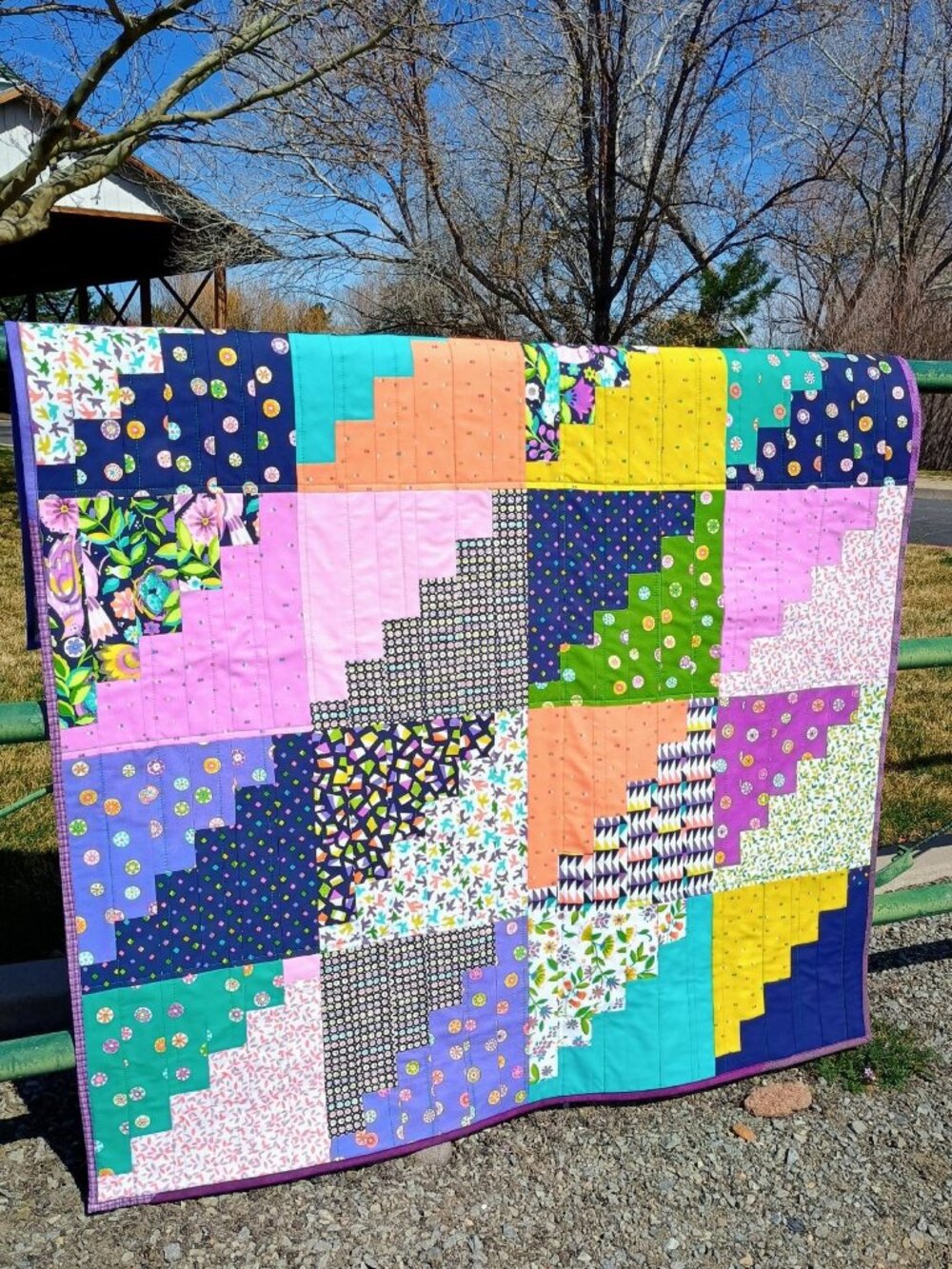 BNWT COLORFUL MODERN LAP QUILT WITH UNIQUE DESIGN